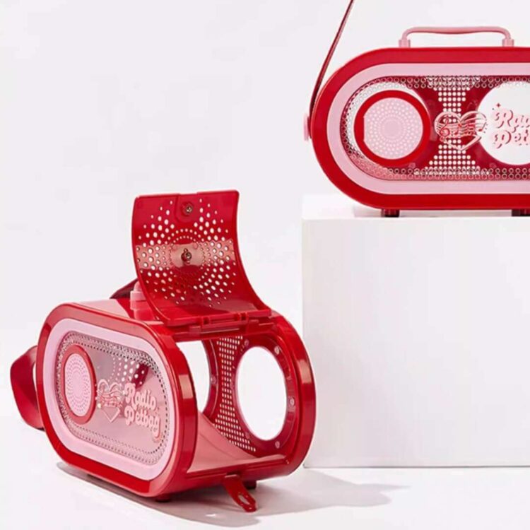 RadioMoMoCatCarriere.jpg RadioMoMoCatCarriere.jpg