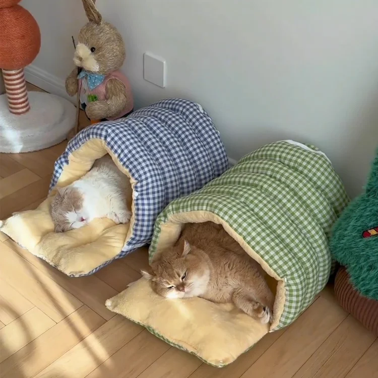 Winter Warm Cat Bed with Enclosed Design